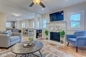 Smart TV, books - Luxury Bungalow Close to Beaches (South Daytona)