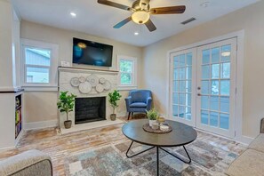 Smart TV, books - Luxury Bungalow Close to Beaches (South Daytona)