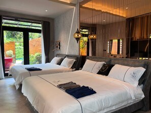Habitación cuádruple Deluxe, 2 camas Queen size, vista al océano | Ropa de cama de alta calidad, edredón y camas Tempur-Pedic