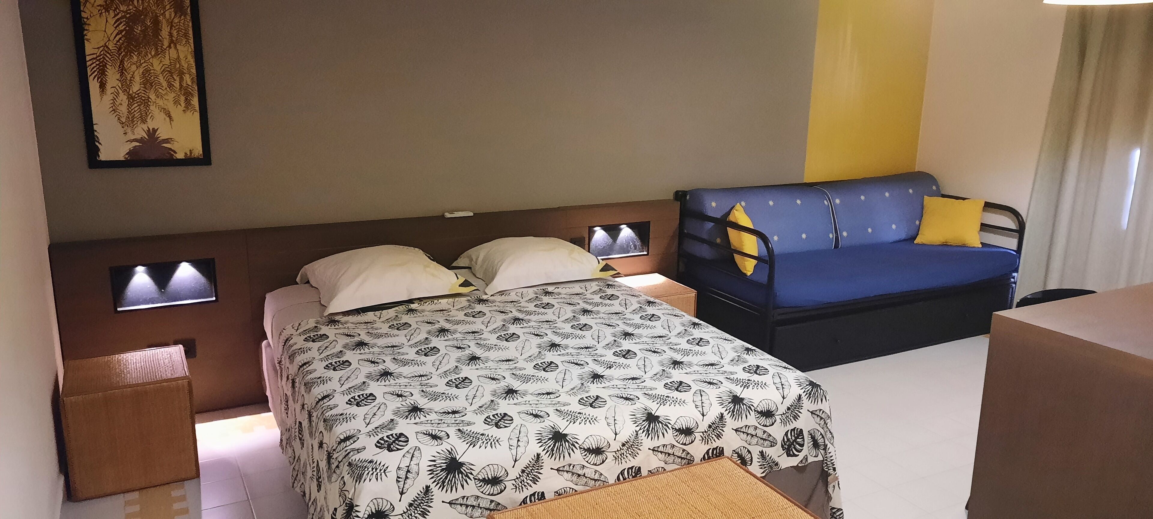 1 chambre, bureau, fer et planche à repasser, lit parapluie