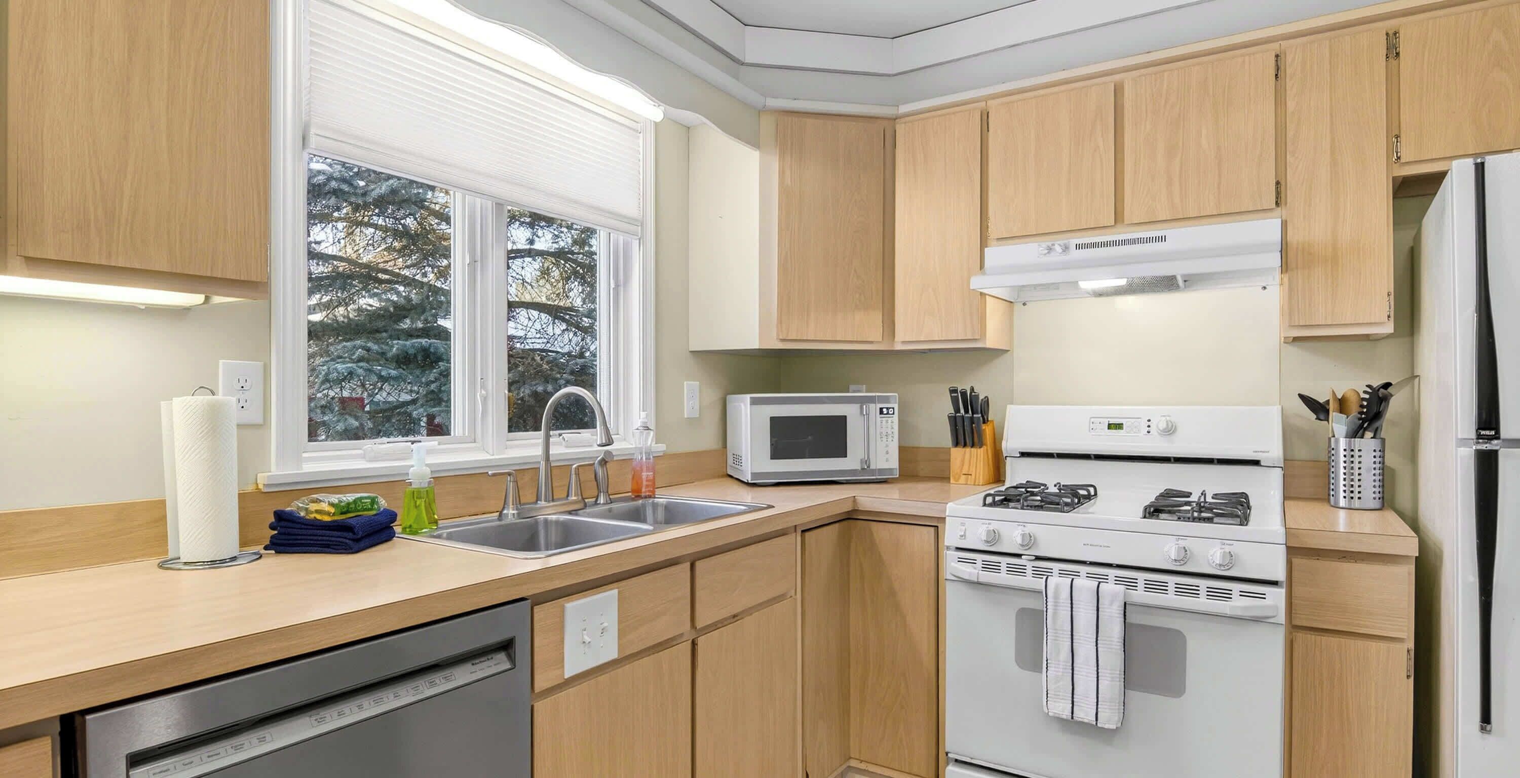 Kylskåp, mikrovågsugn, ugn och spishäll