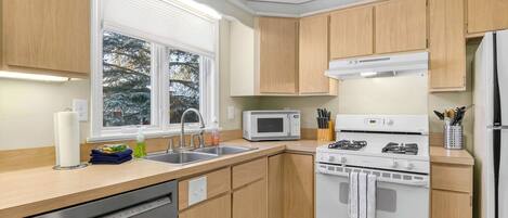 Kylskåp, mikrovågsugn, ugn och spishäll