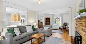 Televisión, chimenea, oficina