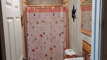 Douche, serviettes fournies, savon, papier toilette