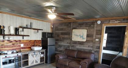 Beautiful Cedar Cabin on Bullshoals Lake