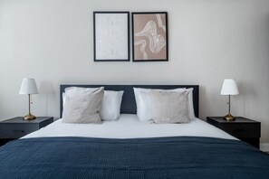 1 dormitorio, tabla de planchar con plancha, wifi y ropa de cama