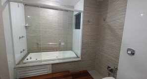 Suite | Bathroom | Hair dryer, towels, soap, shampoo - Vilhar Palace Hotel (Ivaipora)