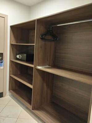 In-room safe, desk, laptop workspace, iron/ironing board - Vilhar Palace Hotel (Ivaipora)