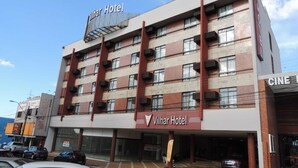 Vilhar Hotel with a modern facade, multiple balconies, and a cinema sign. - Vilhar Palace Hotel (Ivaipora)