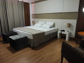 Suite | In-room safe, desk, laptop workspace, iron/ironing board - Vilhar Palace Hotel (Ivaipora)