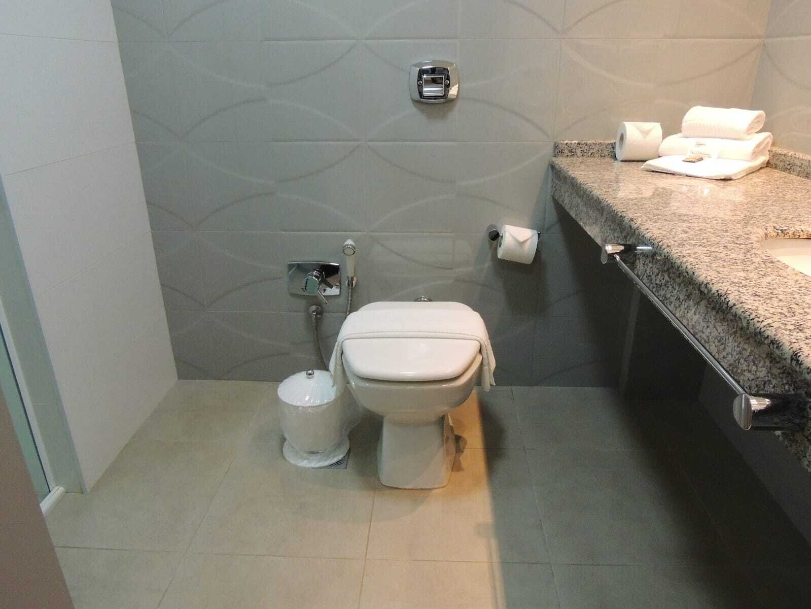 Un baño pequeño con inodoro, bidé y lavamanos.
