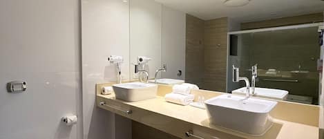 Suite | Bagno | Asciugacapelli, asciugamani, sapone, shampoo
