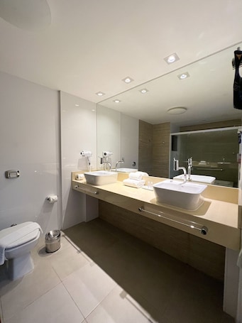 Suite | Bathroom | Hair dryer, towels, soap, shampoo. Vilhar Palace Hotel