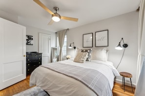 4 bedrooms, desk, iron/ironing board, travel crib - Designer, Dogs, Garden, Fire Pit, 10 min. to DCA (Alexandria)