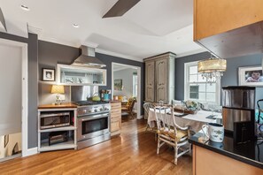 Fridge, microwave, oven, stovetop - Designer, Dogs, Garden, Fire Pit, 10 min. to DCA (Alexandria)