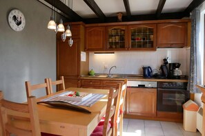 Fridge, oven, stovetop, dishwasher - Zeepolder I 38 - Cozy fisherman's cottage with fenced garden in Zeepolder Park. (De Haan)