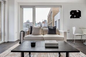 Een televisie en een stereo