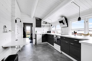 Frigorífico, horno, placa de cocina y lavavajillas