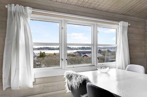 Cozy log cabin with a view of the water