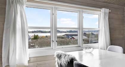 Cozy log cabin with a view of the water