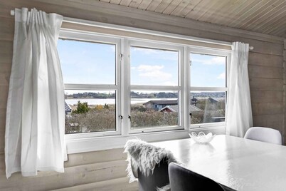 Cozy log cabin with a view of the water