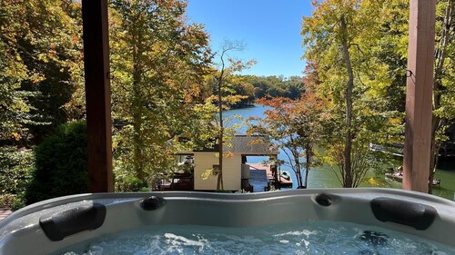 Lakefront LUXURY- Lg covered dock, HOT TUB, fire pit, kayaks + 2 game rms