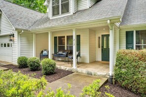 Exterior - Lakefront LUXURY- Lg covered dock, HOT TUB, fire pit, kayaks + 2 game rms (Moneta)