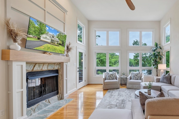 Smart TV, chimenea, reproductor de DVD, futbolito