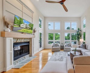 Smart TV, chimenea, reproductor de DVD y futbolito 