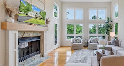 Lakefront LUXURY- Lg covered dock, HOT TUB, fire pit, kayaks + 2 game rms