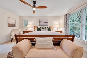 5 bedrooms, desk, iron/ironing board, travel cot - Lakefront LUXURY- Lg covered dock, HOT TUB, fire pit, kayaks + 2 game rms (Moneta)