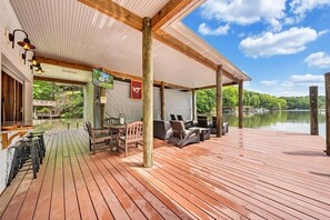 Outdoor dining - Lakefront LUXURY- Lg covered dock, HOT TUB, fire pit, kayaks + 2 game rms (Moneta)