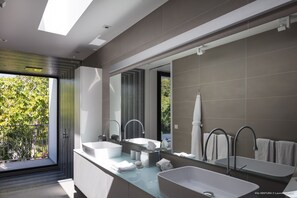 Dusche, Haartrockner, Handtücher