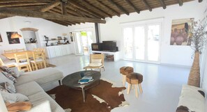 Una Smart TV, una chimenea