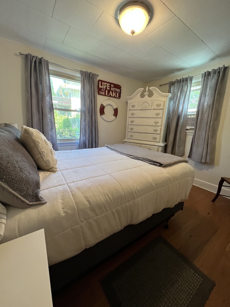 By the Lake Cottage Conneaut Lakeshore Vrbo