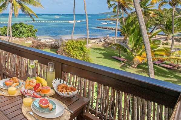 Outdoor dining - Villa Maorie 2 sur la Plage Avec Piscine (Le François)