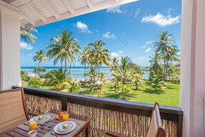 Outdoor dining - Villa Maorie 2 sur la Plage Avec Piscine (Le François)