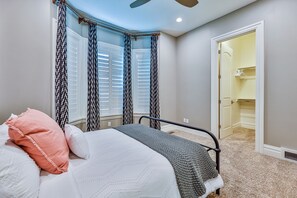 5 habitaciones, tabla de planchar con plancha, wifi y ropa de cama 