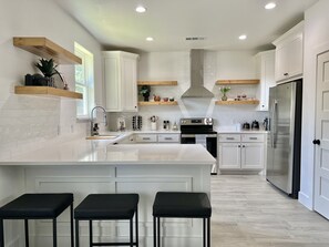 Kühlschrank, Mikrowelle, Geschirrspüler, Kochgeschirr/Geschirr/Besteck