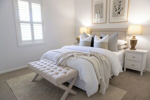 4 chambres, fer et planche à repasser, lit de bébé portatif