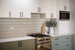 Fridge, microwave, oven, stovetop - Beautiful Four Bedroom Home in the Heart of Coolamon (Coolamon)