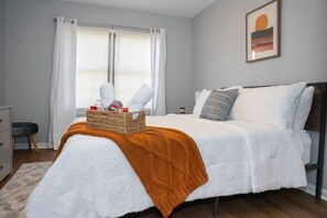 3 Schlafzimmer, Schreibtisch, Bügeleisen/Bügelbrett, WLAN