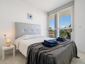 3 chambres, fer et planche à repasser, Wi-Fi, draps fournis