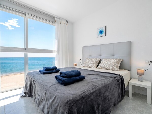 3 habitaciones, tabla de planchar con plancha, wifi y ropa de cama