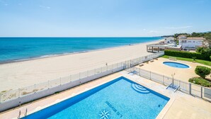 Ein Hotel direkt am Strand mit Schwimmbad und Blick auf den Ozean.