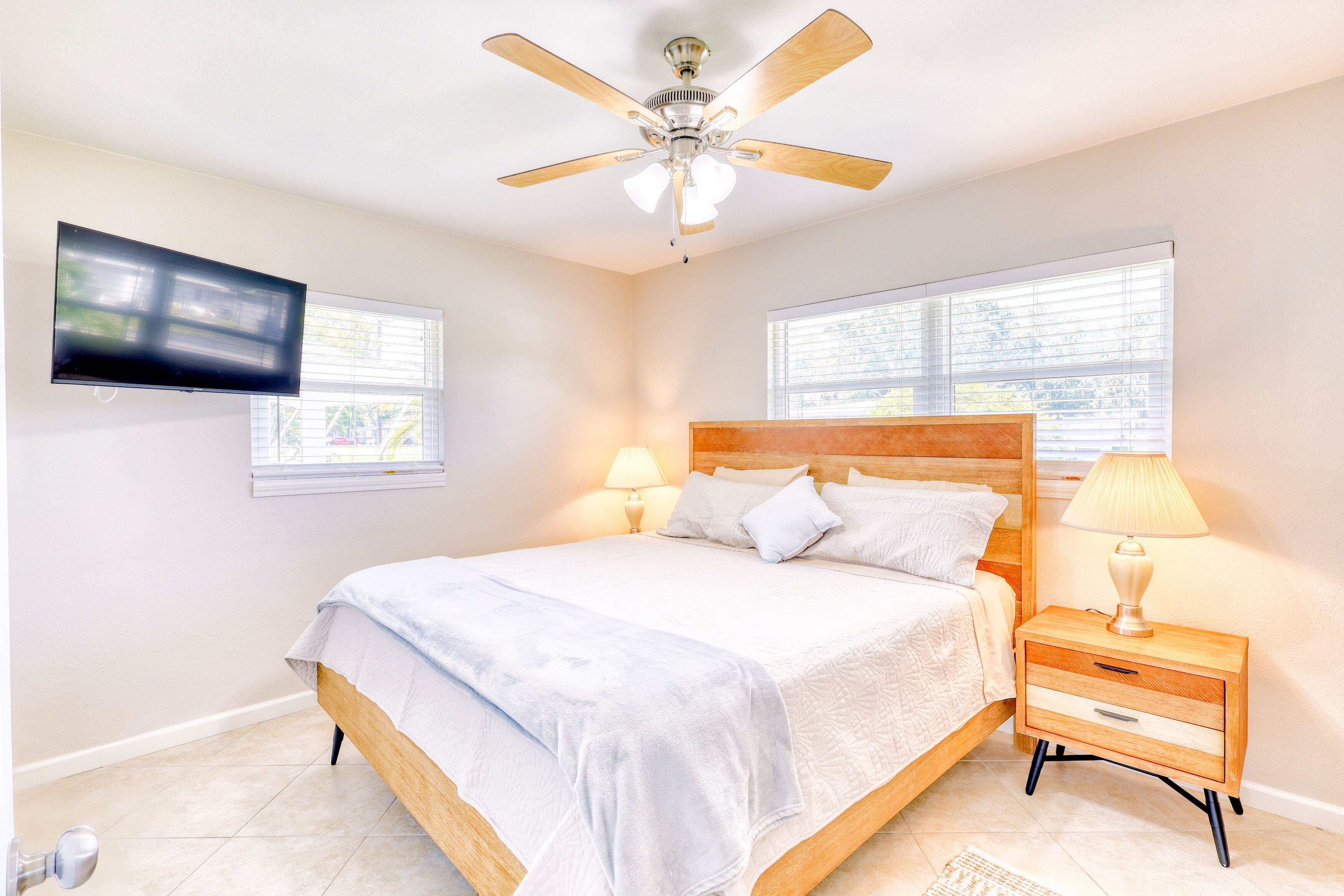 3 bedrooms, desk, iron/ironing board, travel crib