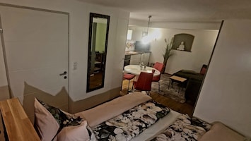 Eva´s Souterrain-Ferienwohnung-Mariandl gemütlich und modern für 3 Personen, 35 qm-Blick vom Schlafbereich