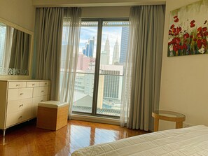 2 bedrooms, in-room safe, iron/ironing board, free WiFi