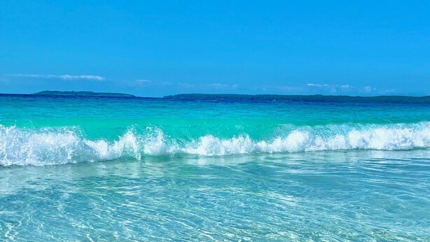 A clear view of turquoise ocean water with waves breaking on the shore. - Meira Haus - Belle Escapes Jervis Bay (Sanctuary Point)