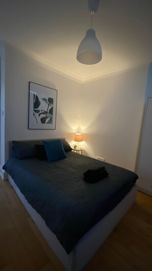 2 عدّة غرف نوم ومكواة/لوح كي وواي فاي وملاءات أسرّة